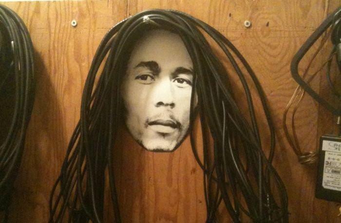 Как да скрием вечно пречещите кабели