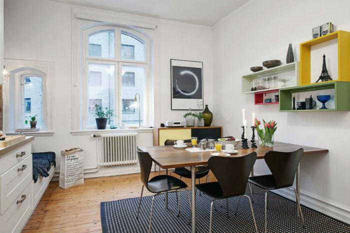 Цветни рафтове като украса на стената