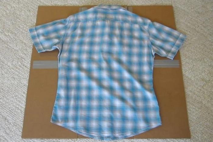 Четвърта стъпка: Използване на вече готовата сгъвачка за тениски и ризи
