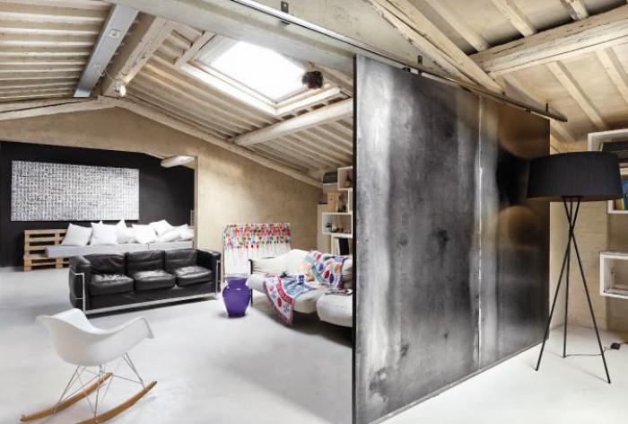 Съвременно мансардно жилище с мебели от палети