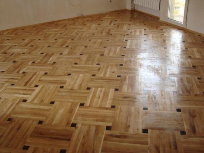 А в спалните е положен новият паркет и са сложени первази: