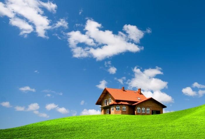 Къщи заобиколени от несвършващи полета