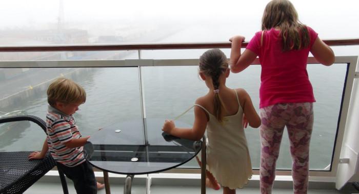 Безопасен ли е стъкленият парапет за малки деца?