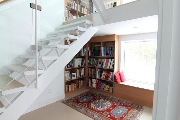 Пространството под стълбите – мечтаният кът за библиофилите