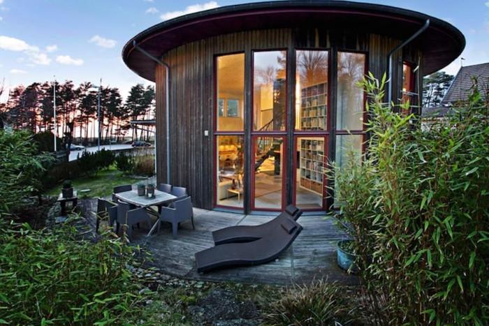 Кръгла дървена и монолитна къща