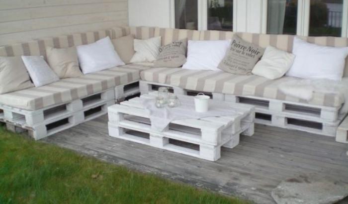 Вътрешен двор в градски стил с мебели от палети