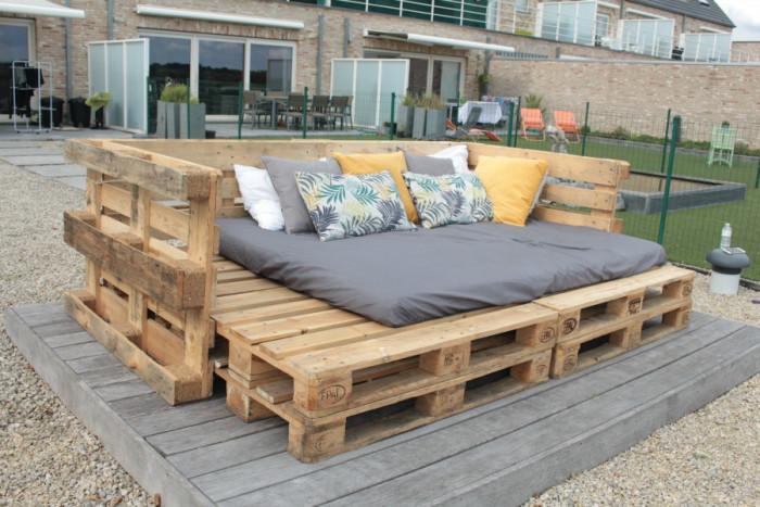 Защо да не експериментирате с цветовете на мебелите от палети?