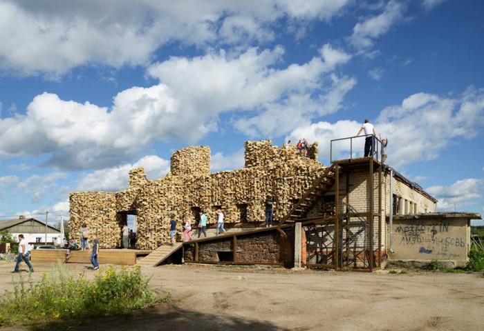 Местни жители също допринасят за новата премяна на магазина