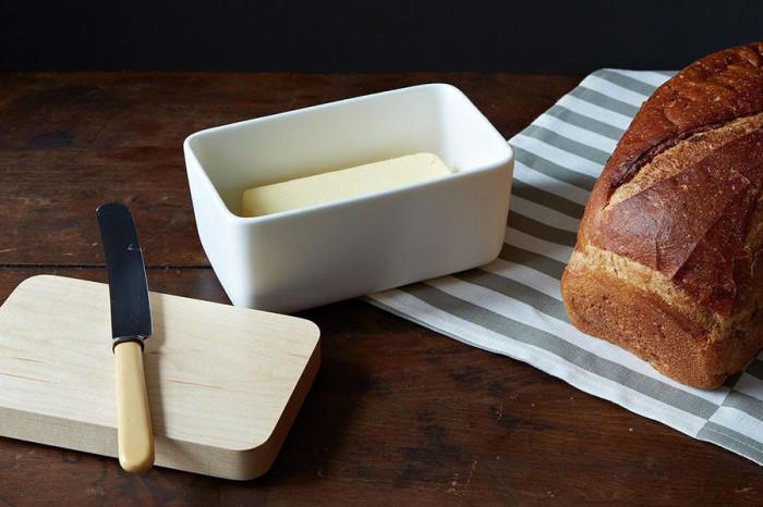 Порцелановата кутия за масло придава естетика на цялата кухня