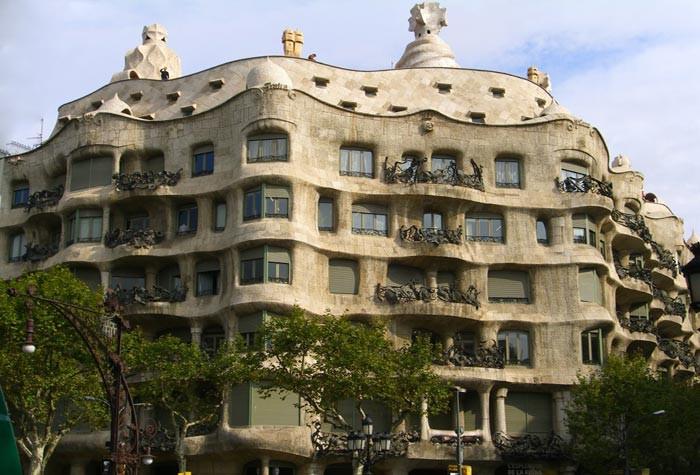 Разликата между модерна и съвременна архитектура