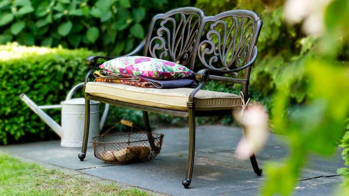 Металната градинска пейка изисква закупуване на допълнителни възглавници