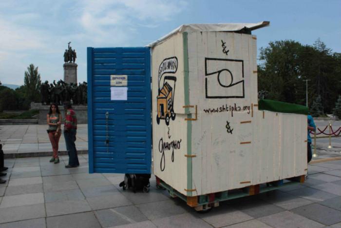 Активисти набират пари за мобилни къщи и бани за бездомни