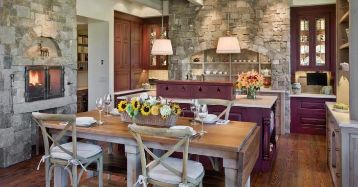 Провинциална кухня с лилаво намигване