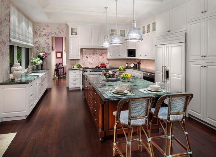 Изящество в кухня с лилави флорални акценти