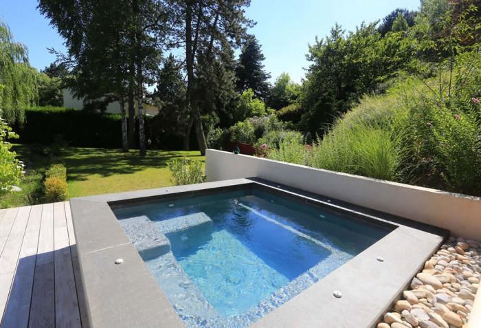 Спа център насред двора