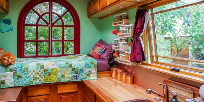 Леглото се разтяга върху останалите мебели