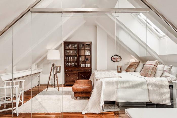 Стъклената преграда ще компенсира недостатъците на тясната мансарда