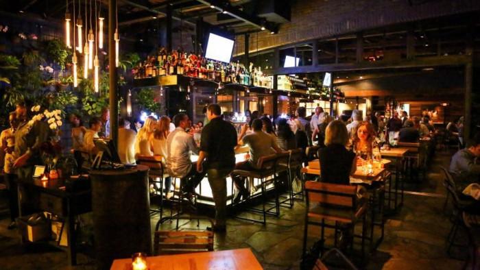 Да си чуем приказката в бара