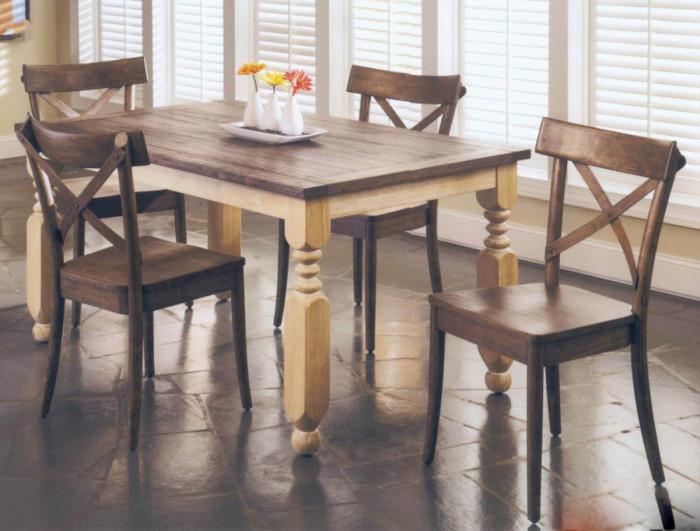 Уютна кухня с традиционна маса