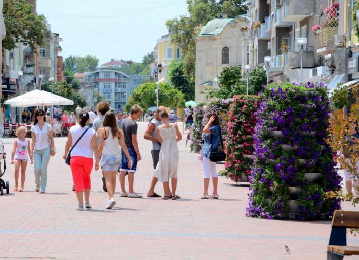 Служители от общинска полиция също следят за спазване на реда
