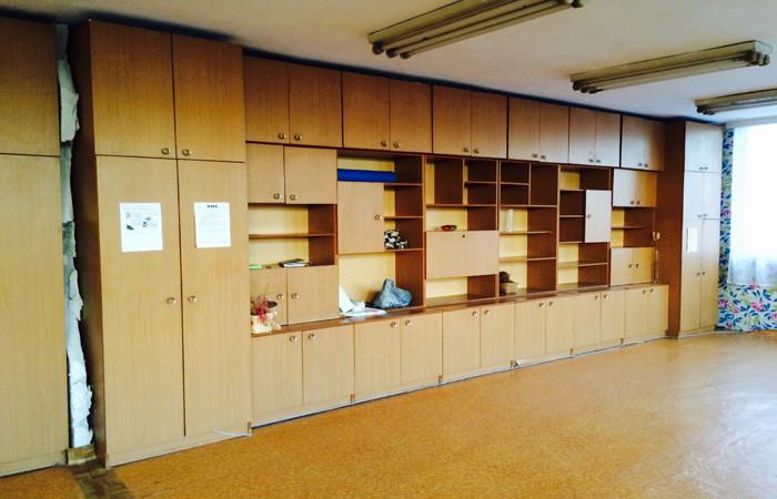 Тази масивна холна секция отива в съседната стая