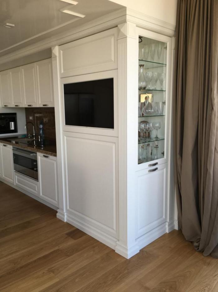 Кухня с шкаф с вграден телевизор