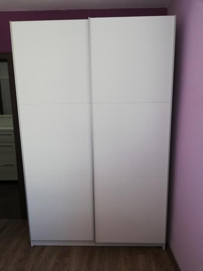 Гардероб с плъзгащи врати с механизъм за плавно прибиране