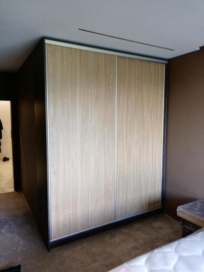 Гардероб с плъзгащи врати с механизъм за плавно прибиране