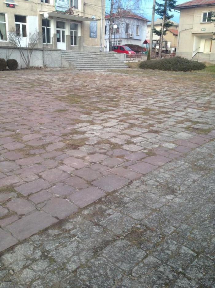 Реконструкция на селски площад