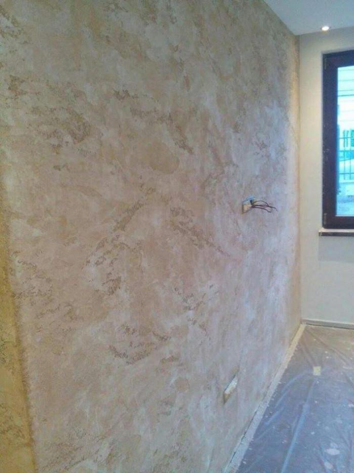 Стена със декоративна мазилка тревертино