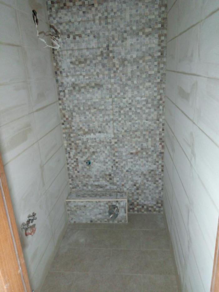 Тоалетна с плочки