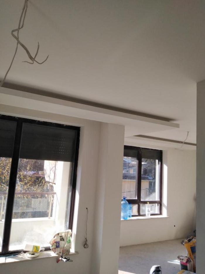 Скрито осветление с ниша за корнизите.