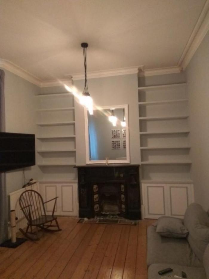 Рафтове и шкафчета коло камината
