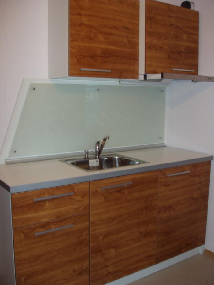 Кухня със стъклен гръб