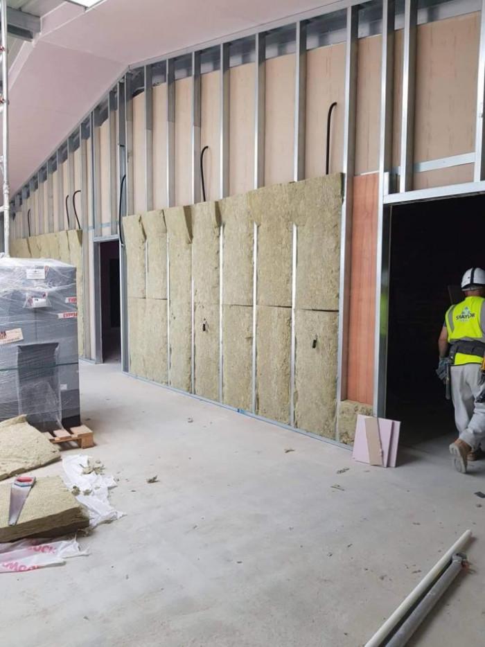 Стена в хале