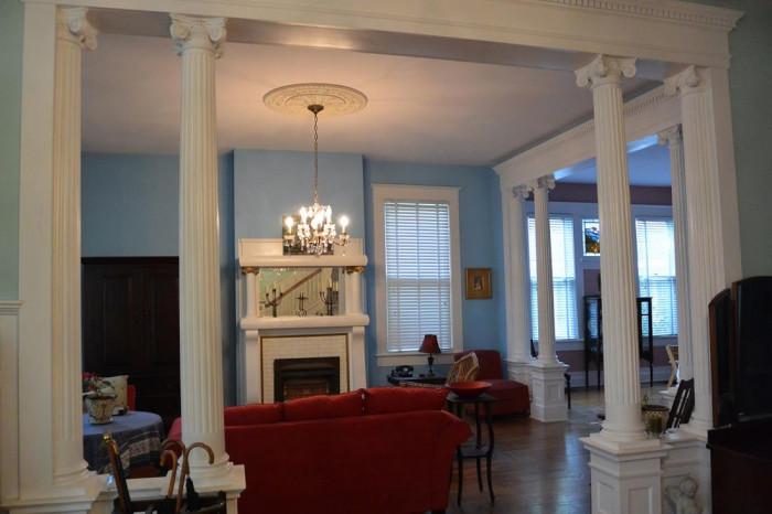 Мраморни колони за зониране на пространството