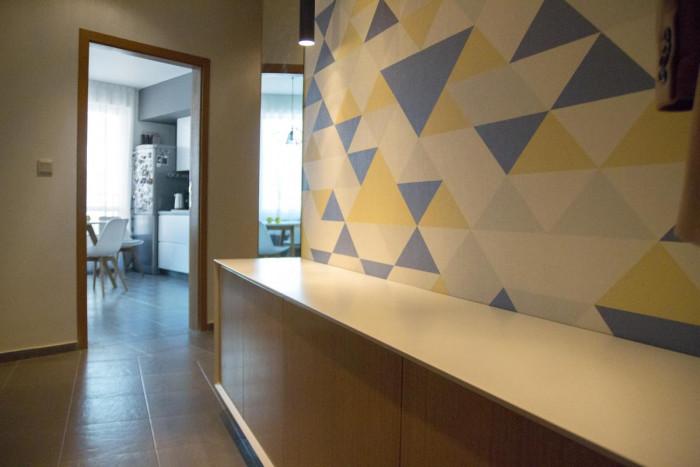 Апартаментът показва характера си още от входа