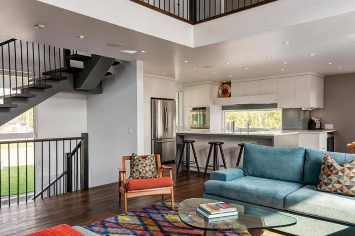 „Слънчев” интериор  в дневната – светлина и много цветове