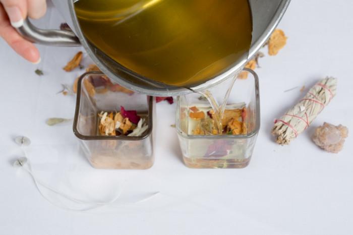 Стъпка №4: Изсипете разтопения восък