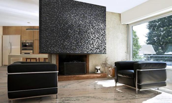 Мозайка в дневната – обърнете внимание на камината и стените