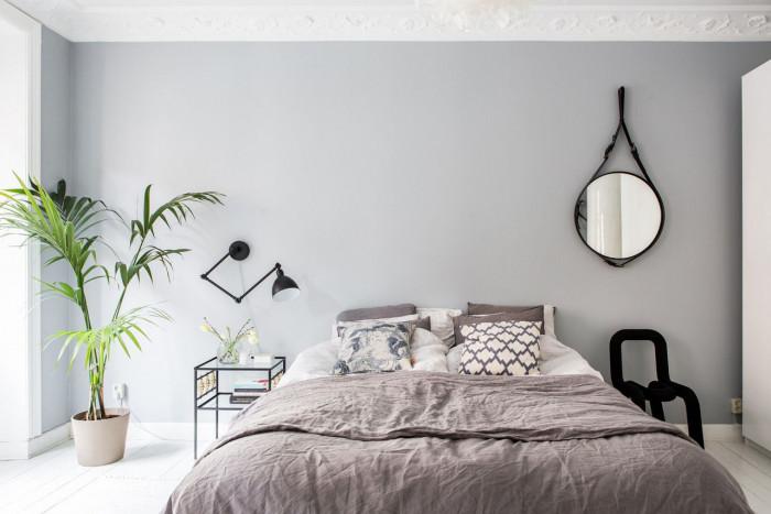 Мебелите са заоблени и практични, а металните акценти - важни