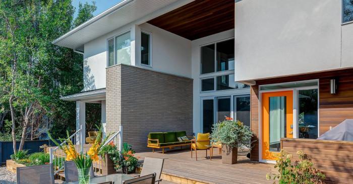 Впечатляваща двуетажна къща в модерен стил