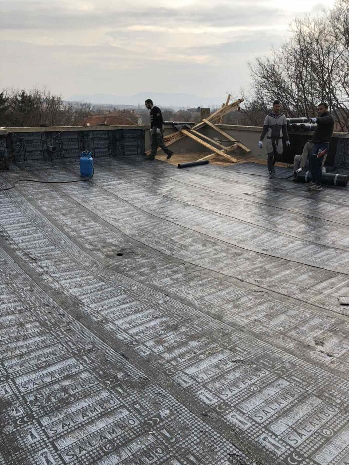 Полагане на битомна хидроизолация на покрив