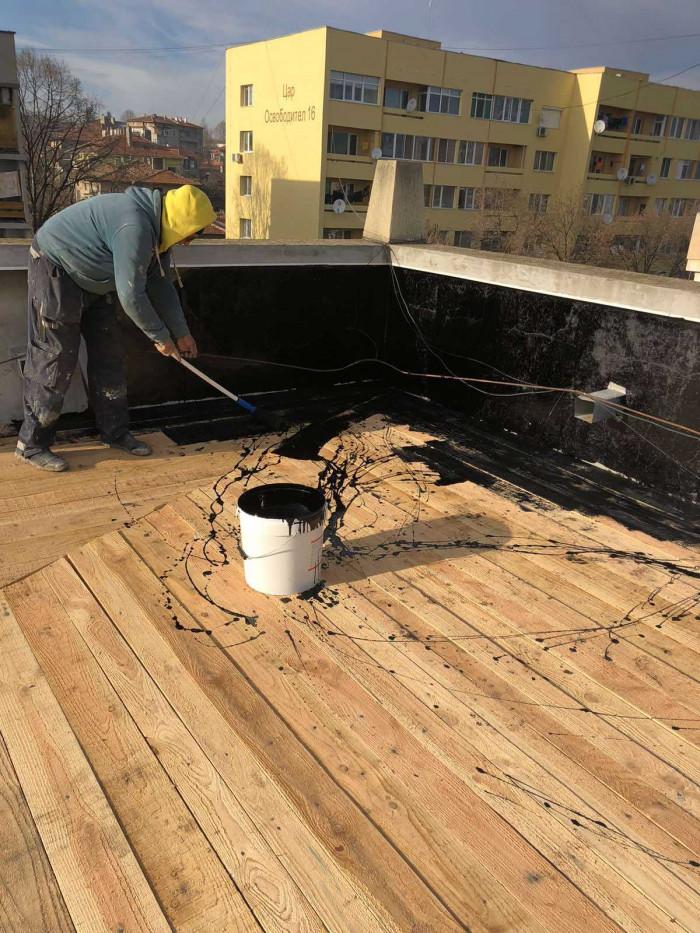 Полагане на грунд върху дървена конструкция на покрив