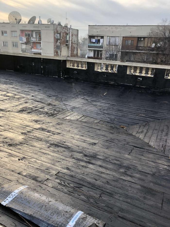 Полагане на грунд върху дървена конструкция на покрив