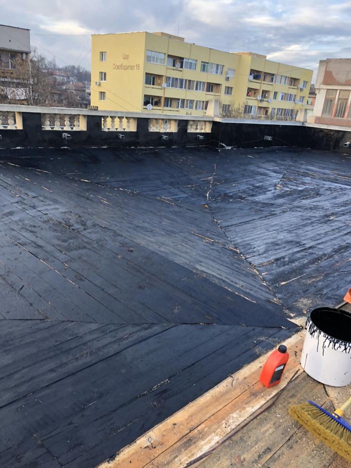 Полагане на грунд върху дървена конструкция на покрив