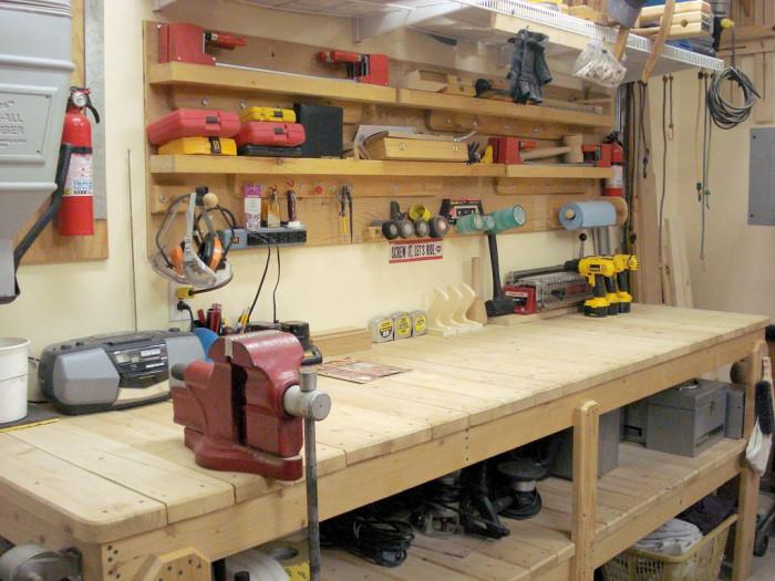 Основен център в работилницата е работната маса или плот