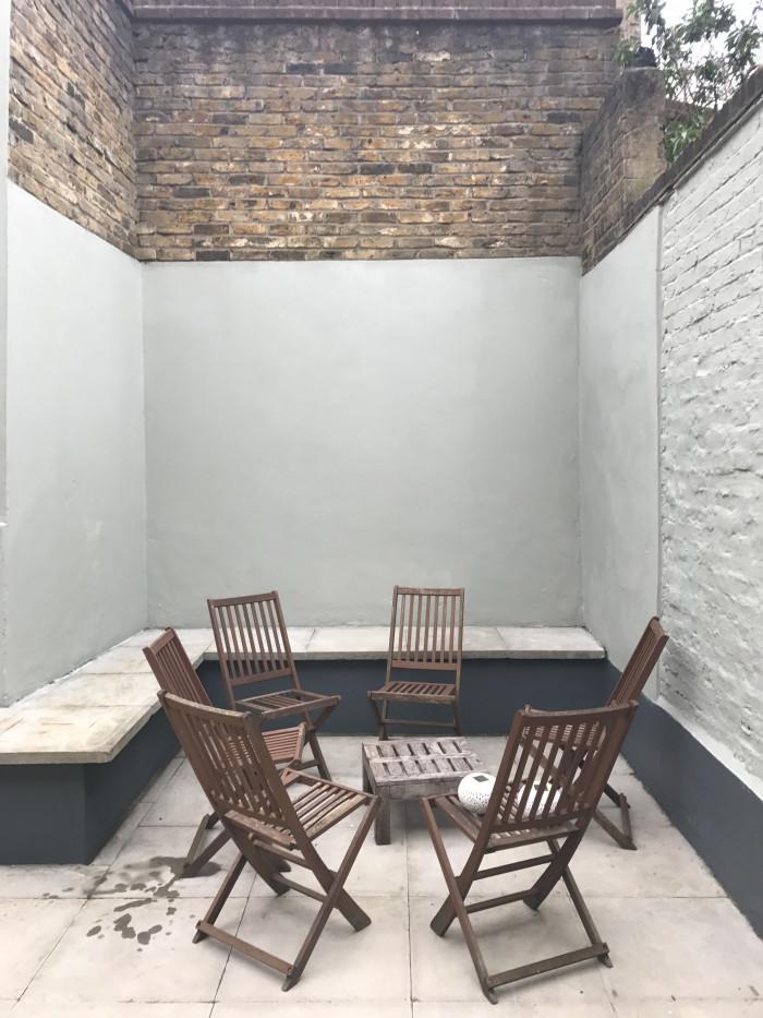 Външно боядисване на стени в градината.