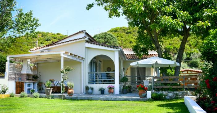 6 идеи как да се спасим от горещото слънце в градината