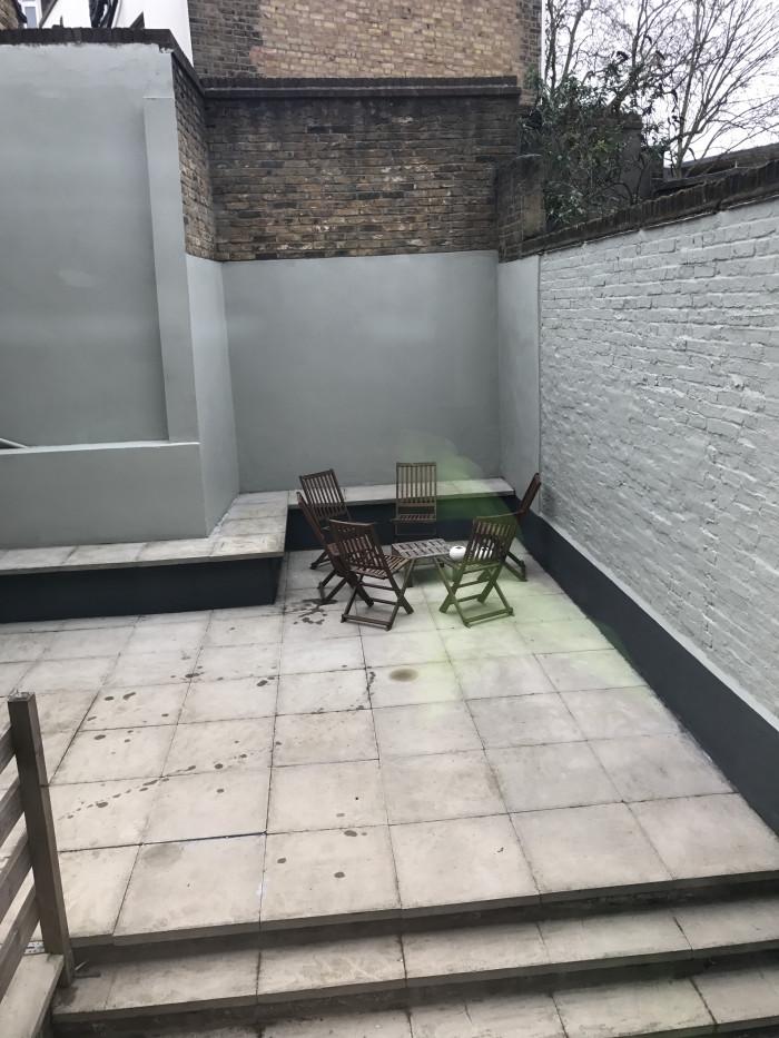 Външно боядисване на стени в градината.